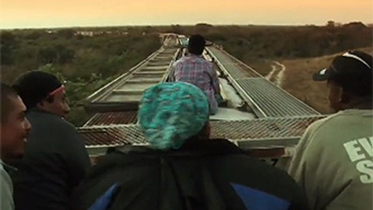 Fotograma del documental 'La bestia' del director mexicano Pedro Ultreras que narra el largo viaje de los inmigrantes latinoamericanos sobre el tren llamado 'La Bestia' y las penurias que viven para llegar a EEUU.