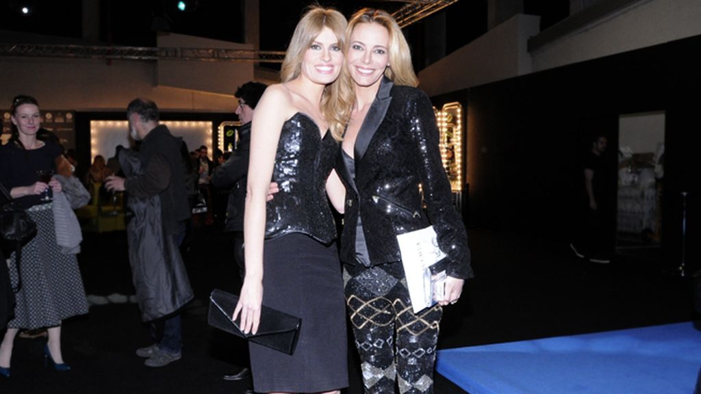 Las presentadoras Adriana Abenia y Paula Vázquez, fieles seguidoras de la diseñadora madrileña