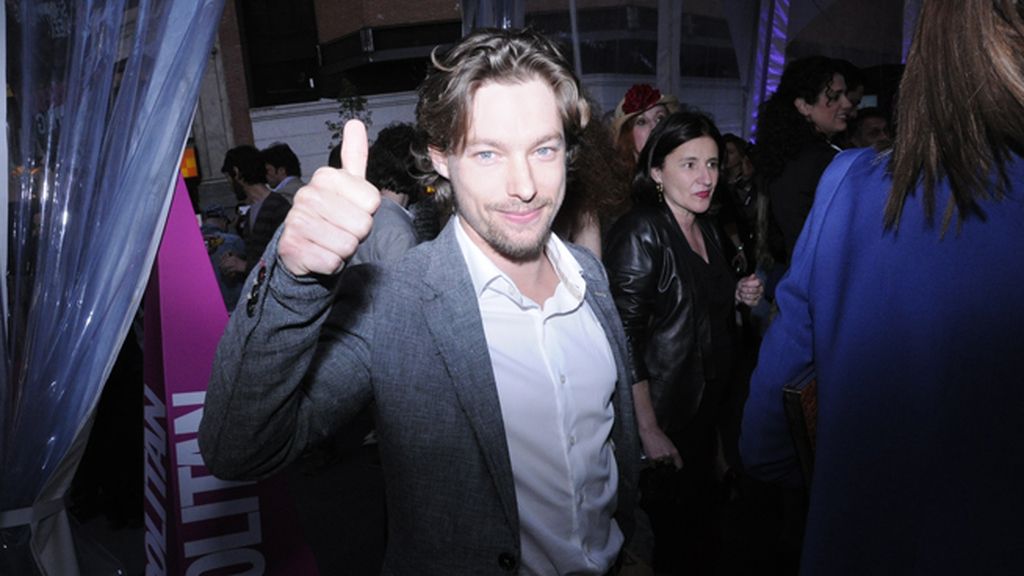 El actor Jan Cornet a su llegada a la fiesta de Cosmopolitan