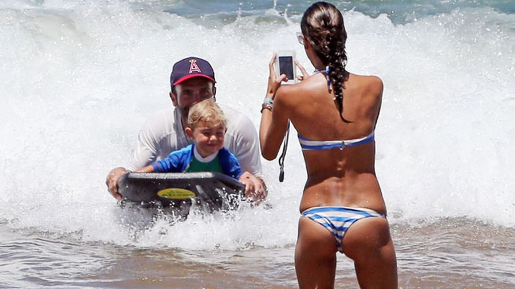 La familia que surfea unida (Alessandra Ambrosio)...