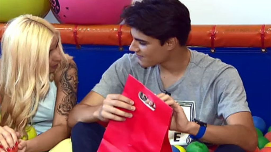 Julen besa a su tronista Laura