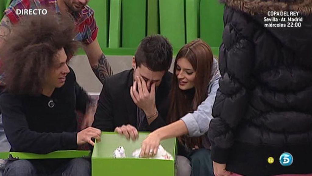 Un peluche y una foto de su hijo emocionan a Igor