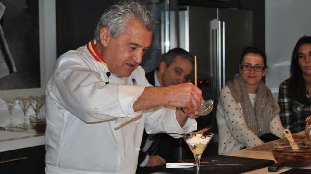 Paco Torreblanca enseña a los periodistas cómo hacer una copa de Mont Blanc