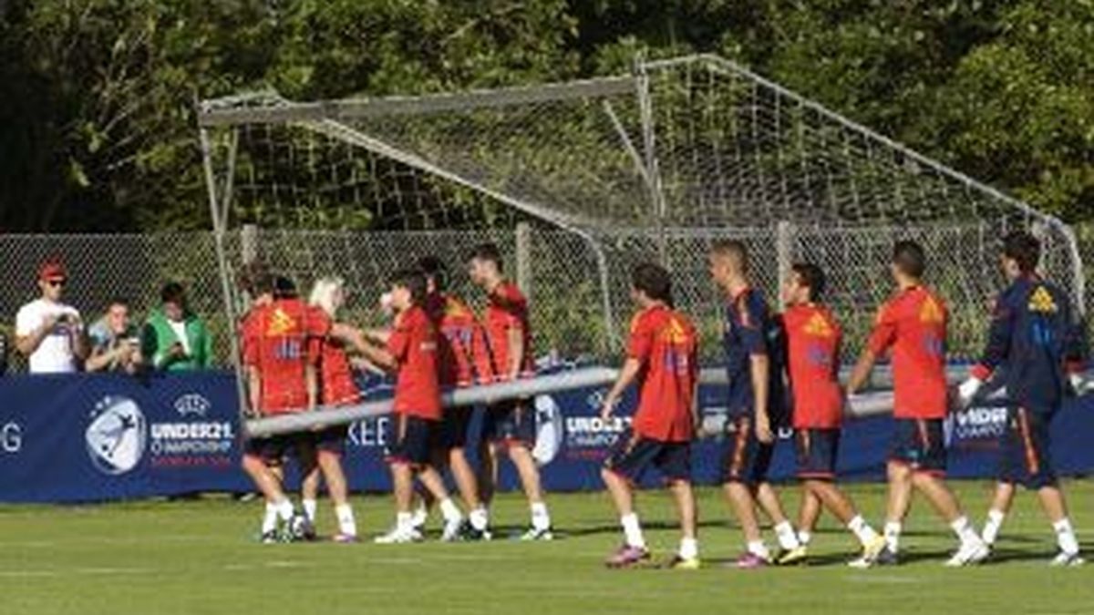 Varios jugadores de la selección española sub 21 durante el entrenamiento a puerta abierta que han realizado hoy en la localidad danesa de Silkeborg. EFE