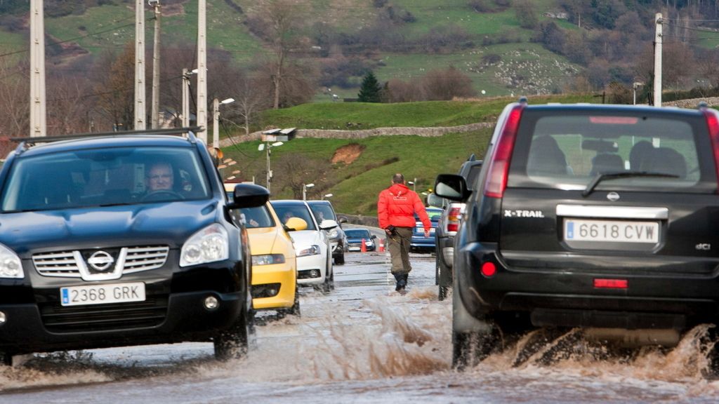 Las carreteras cántabras anegadas por el temporal de lluvia y viento