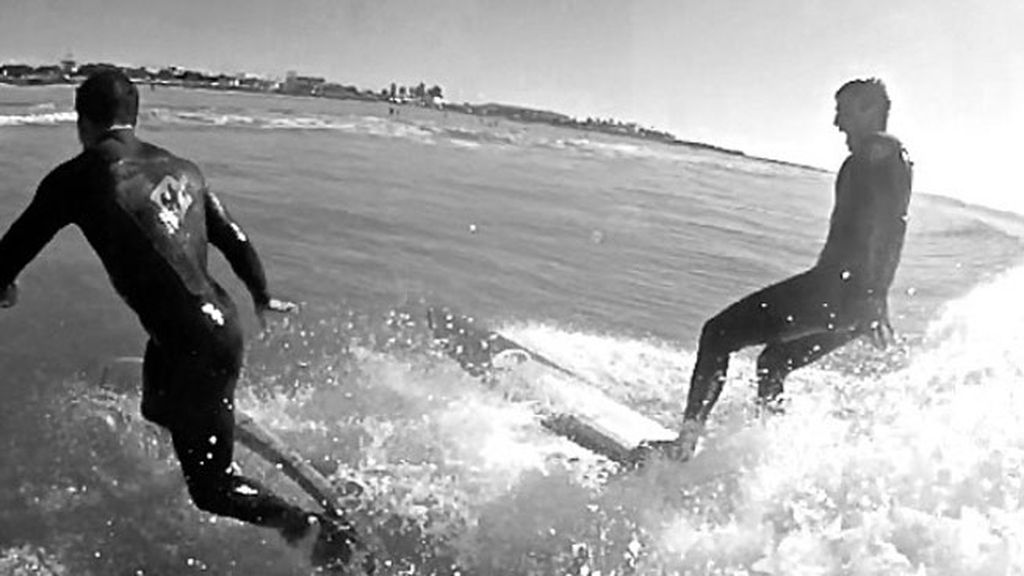 Alex González se unió a Silvestre para practicar surf