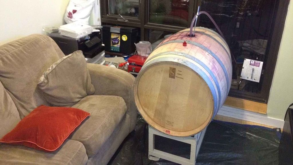 Comienza a hacer vino en su apartamento y termina distribuyendo más de 750 litros año