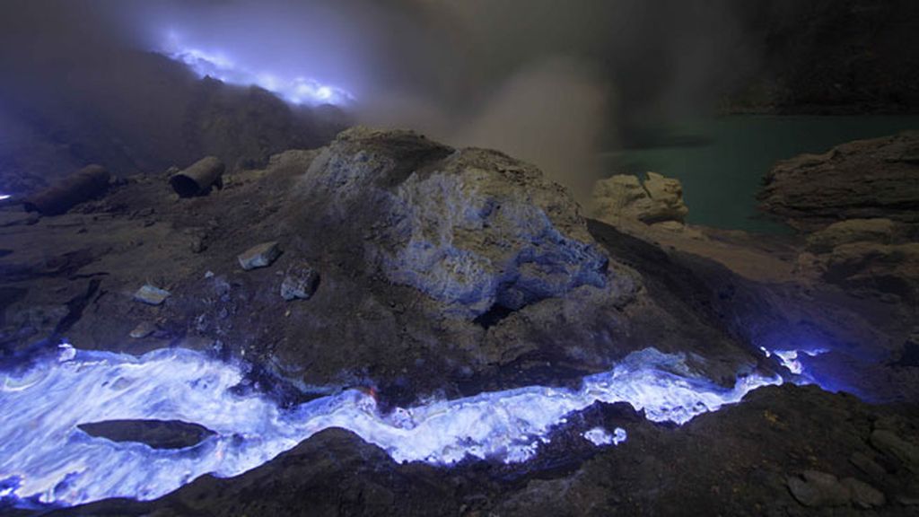 Un increíble río de lava azul en Indonesia