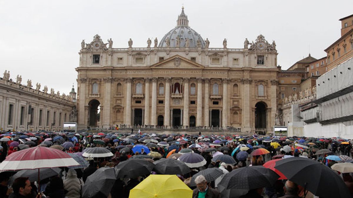 Expectación bajo la lluvia en el Vaticano