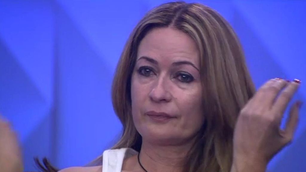 Olvido llora desconsoladamente después de una fuerte discusión con Ares