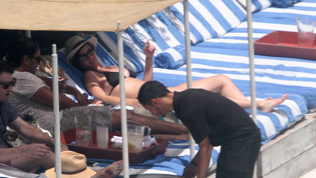 Collar de perlas, sombrero de paja, refrigerios...