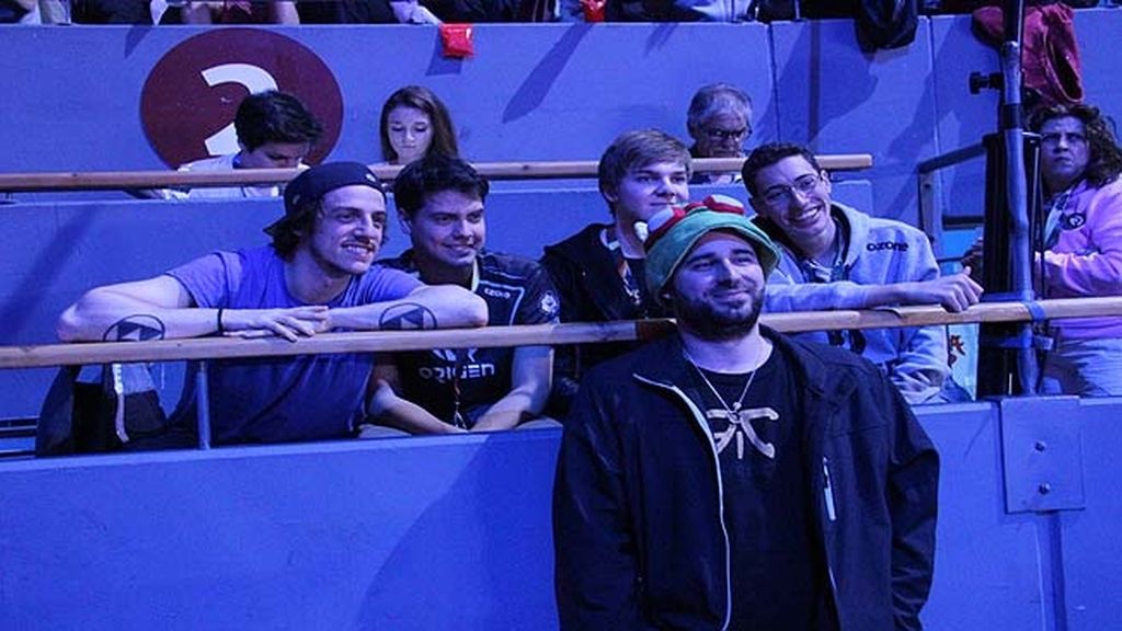 Miles de aficionados jalean a los equipos durante las finales de la 'LCS' en Madrid