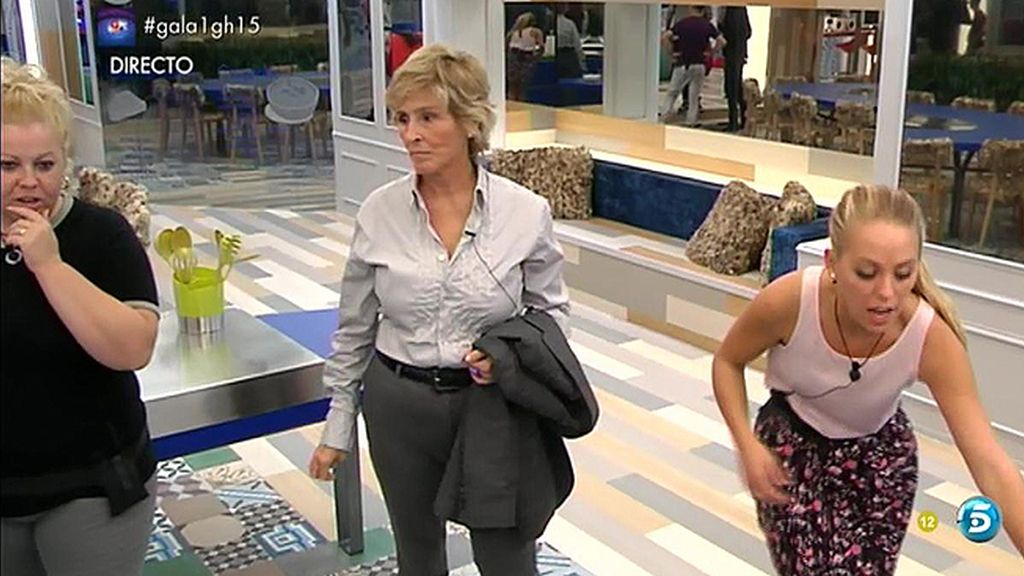 Mercedes entra acompañada de la gallina Falacia Mercedes entra acompañada de la gallina Falacia