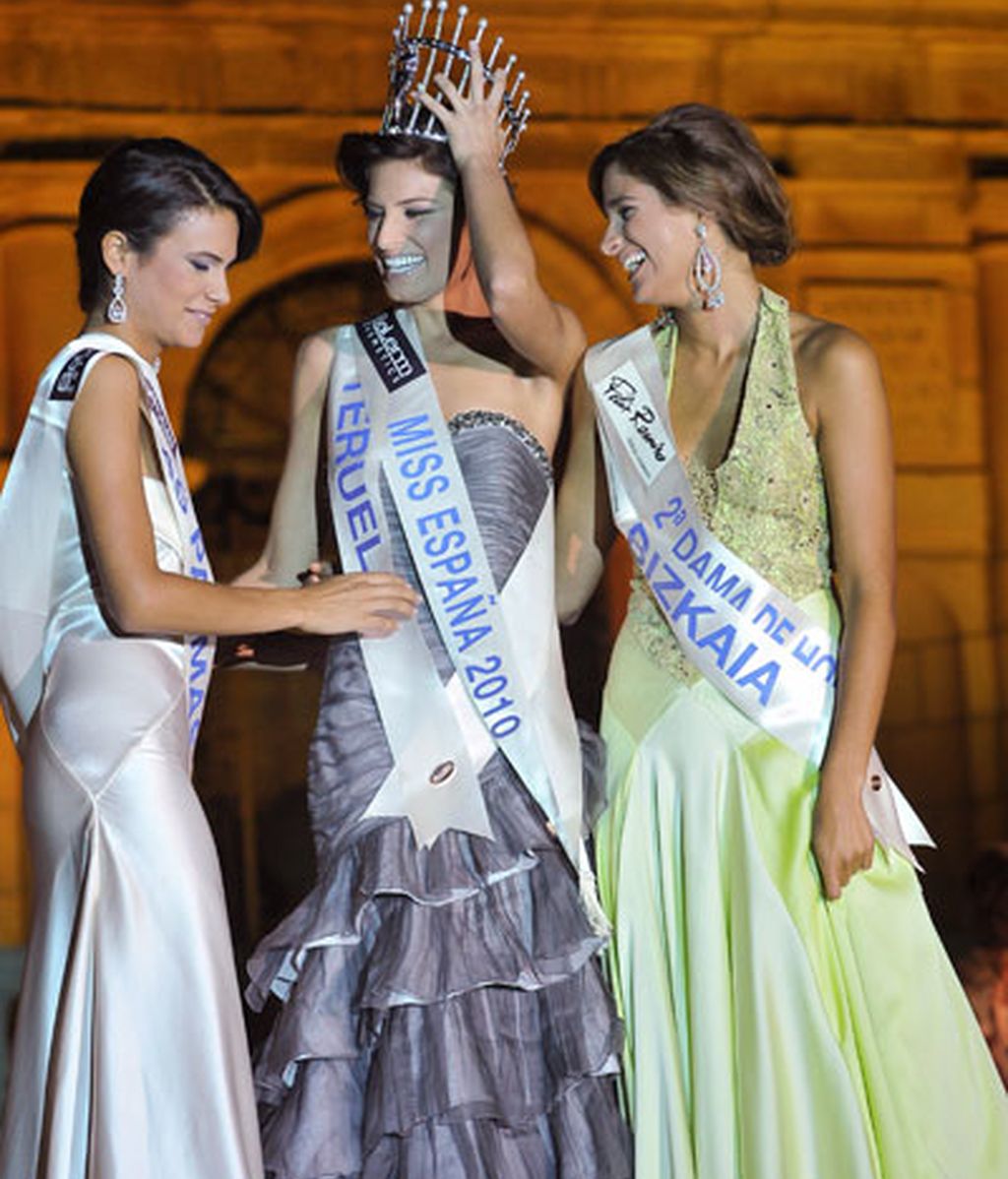 Miss España y sus damas de honor, ríen felices