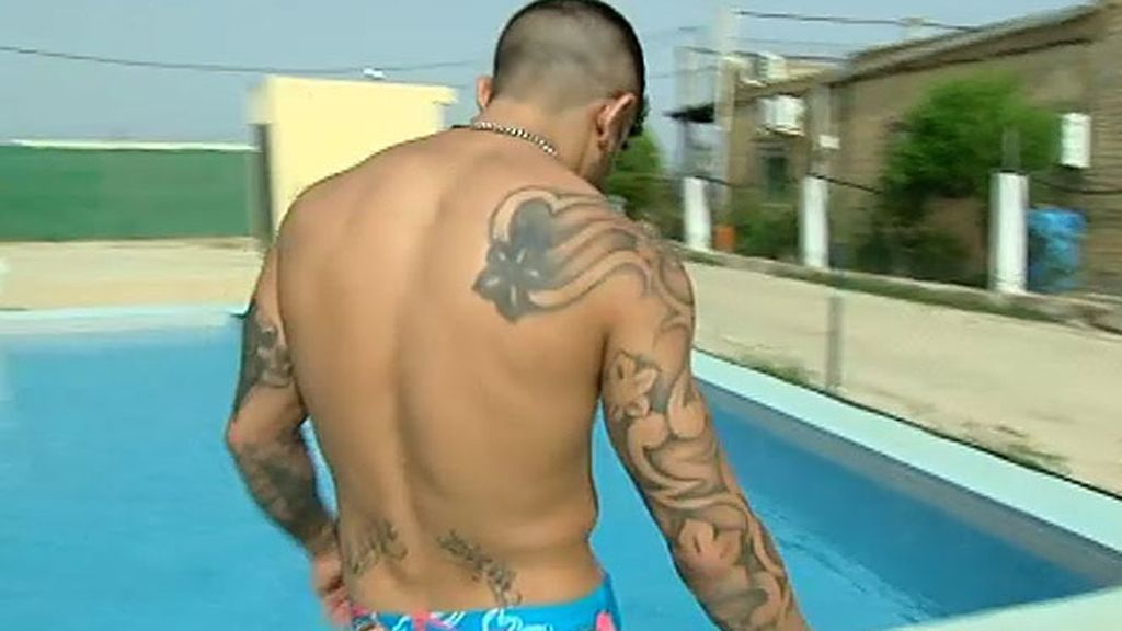 Javier conoce a sus chicas en la piscina (y en la cama)