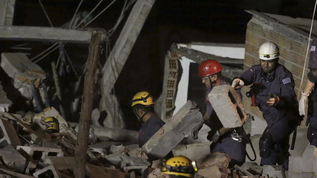 Un edificio en construcción de cinco plantas se derrumba en Sao Paulo