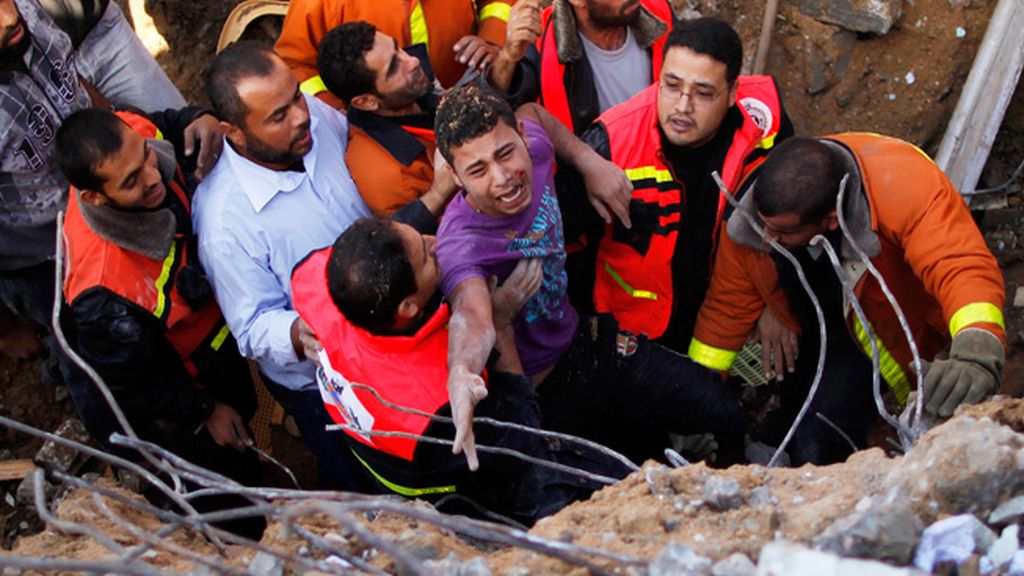 Israel aumenta su ataque por tierra y mar contra Gaza