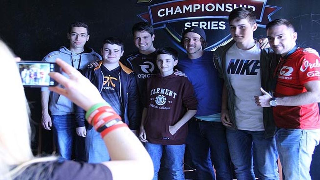 Miles de aficionados jalean a los equipos durante las finales de la 'LCS' en Madrid