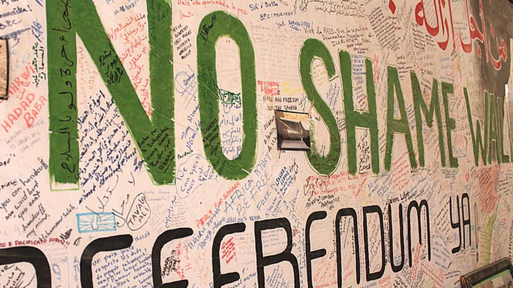 Cartel gigante que exige que se derrumbe el muro de alambre más grande del mundo