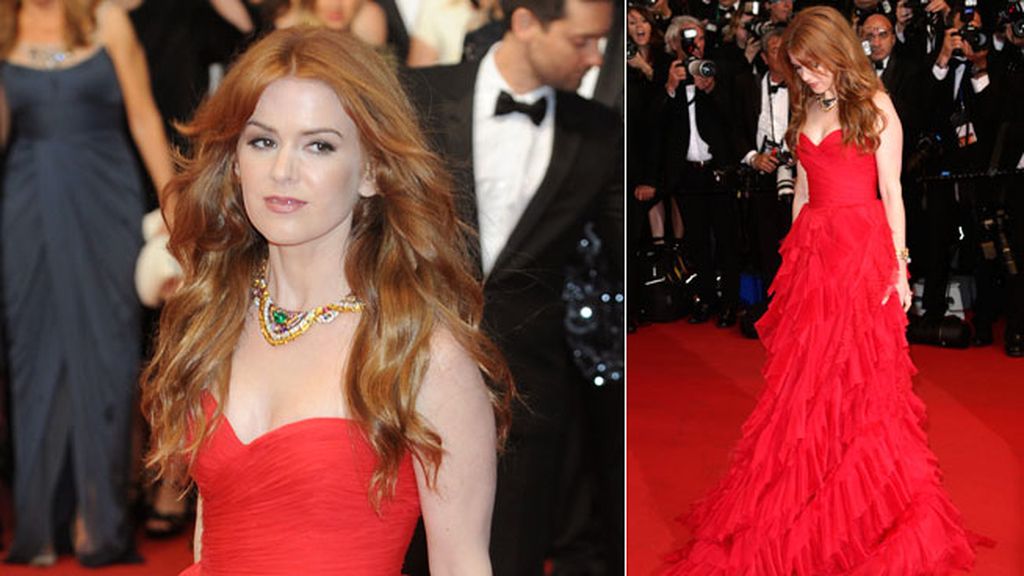 Isla Fisher se decantó por el rojo para pasear por la alfombra