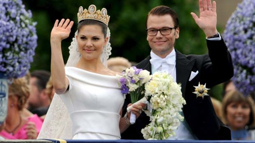 Los novios saludan desde el balcón