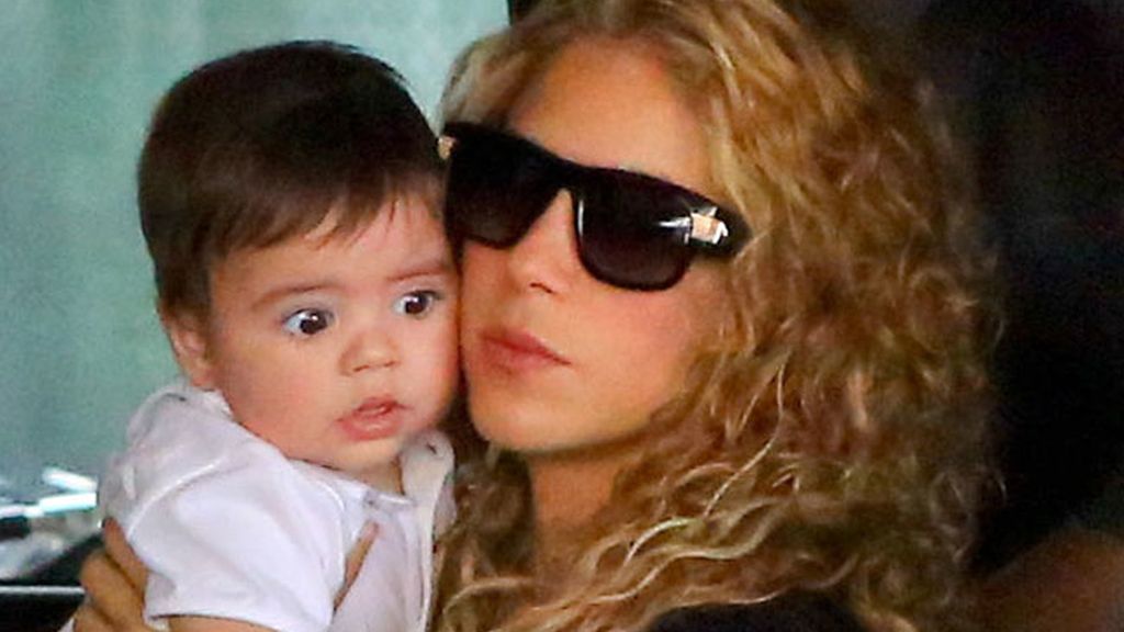 Shakira, loca con su 'waka-bebé', carrito en mano en el aeropuerto de Los Ángeles