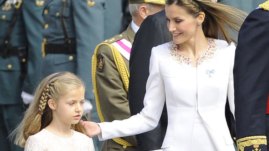 La Reina, pendiente de sus hijas