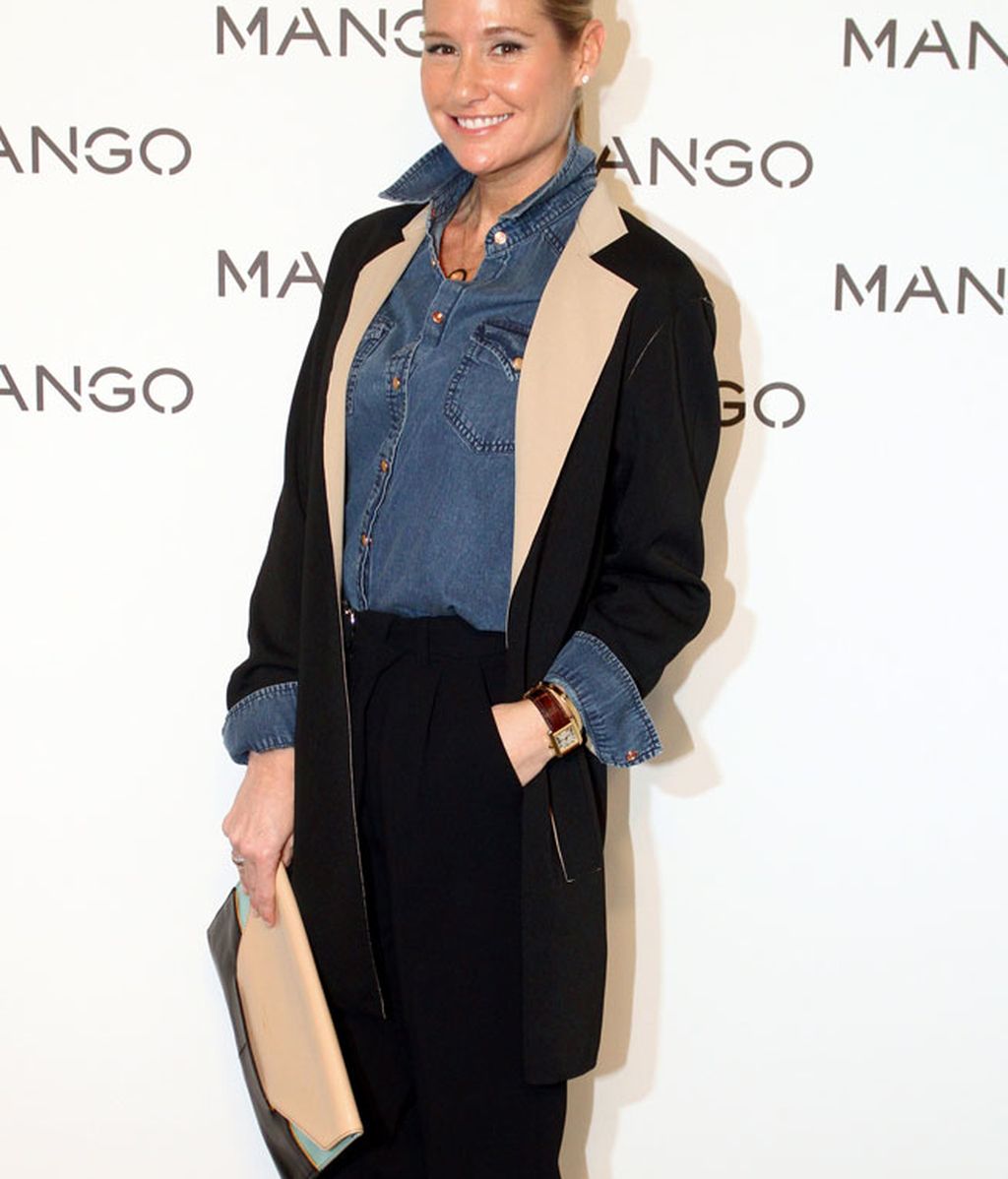 Fiona Ferrer, con pantalón negro y camisa vaquera en el 'front row'