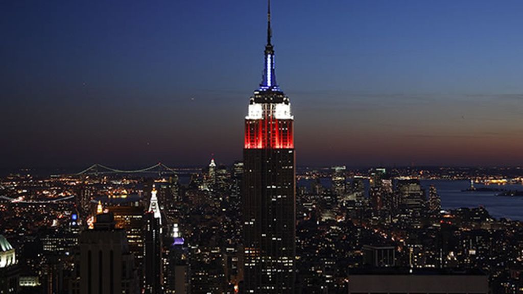 Vista nocturna de la ciudad, con el imponente Empire State Building presidiendo la postal