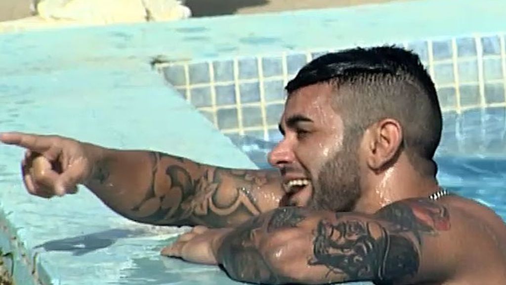 Javier conoce a sus chicas en la piscina (y en la cama)