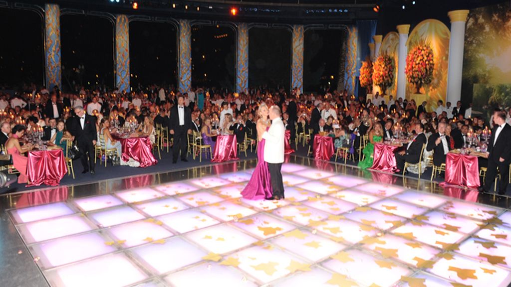 Charlene se planta el collar de bodas en la Gala de la Cruz Roja