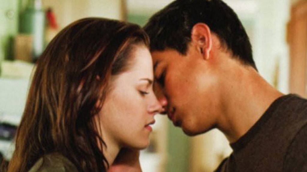 Beso entre Jacob y Bella