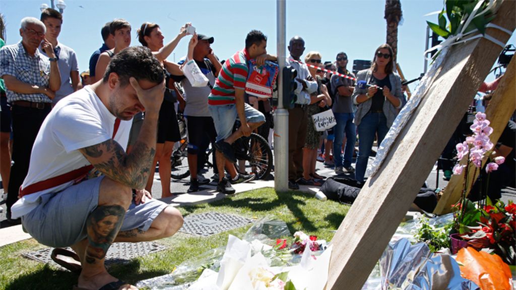 Los vecinos de Niza se concentran para velar a sus vecinos fallecidos