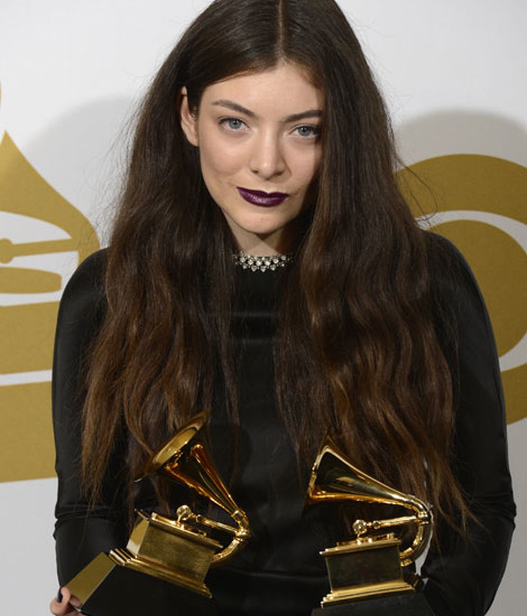 Lorde posa con sus dos Grammys