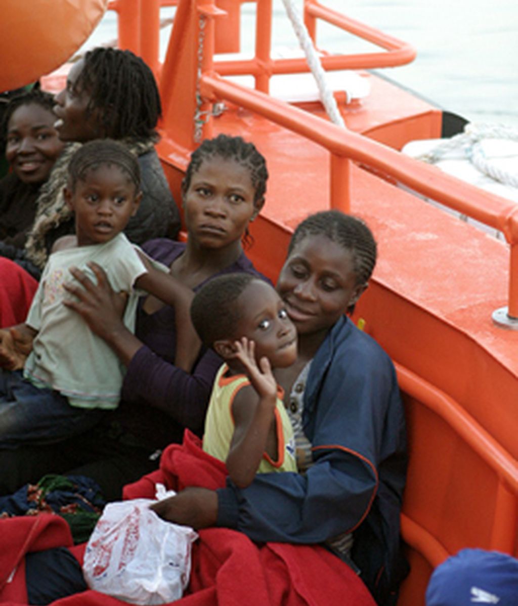 Llegada de un cayuco a Motril
