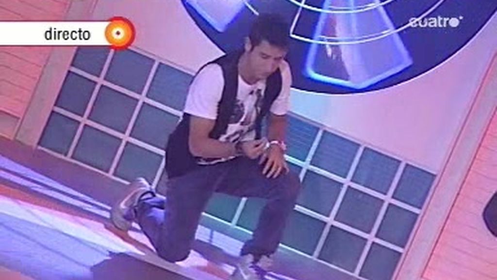 Hugo baila en Fama como apoyo de los bailarines