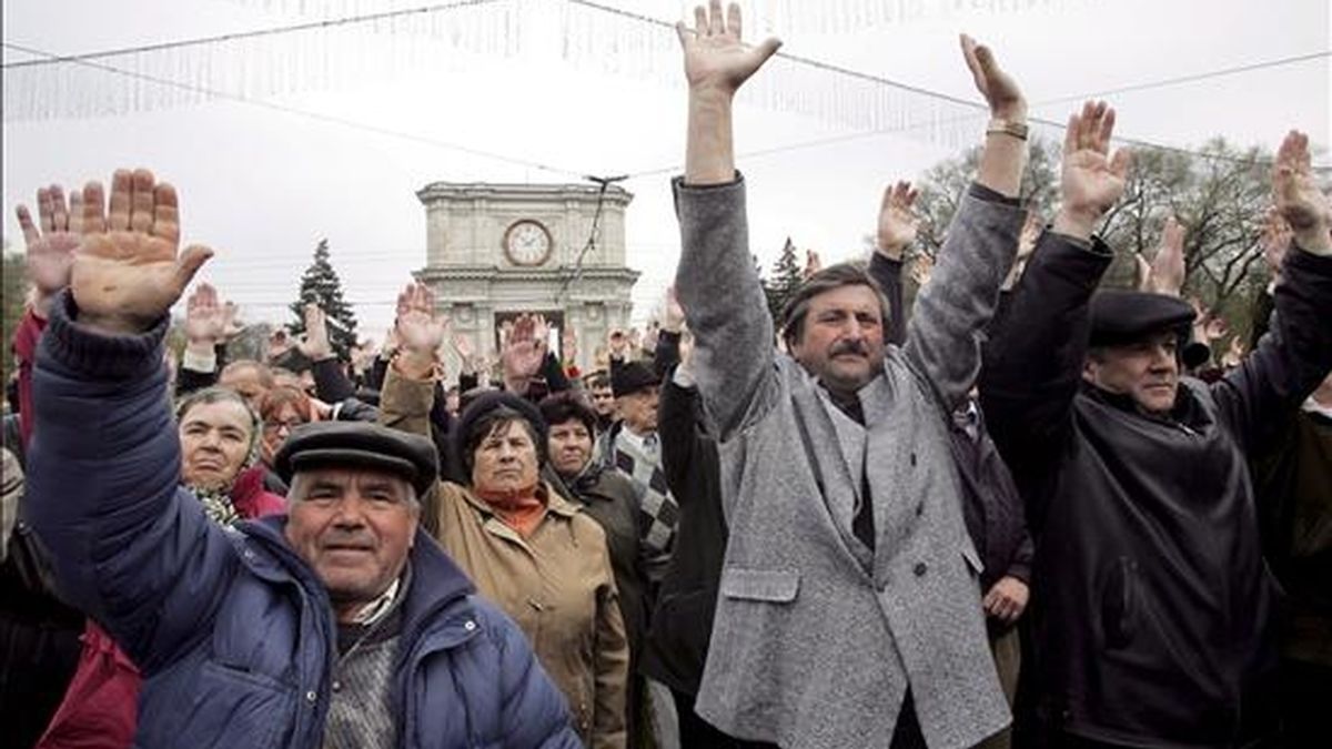Unos ciudadanos moldavos participan en una protesta anticomunista frente a la sede del Parlamento hoy en Chisinau. EFE