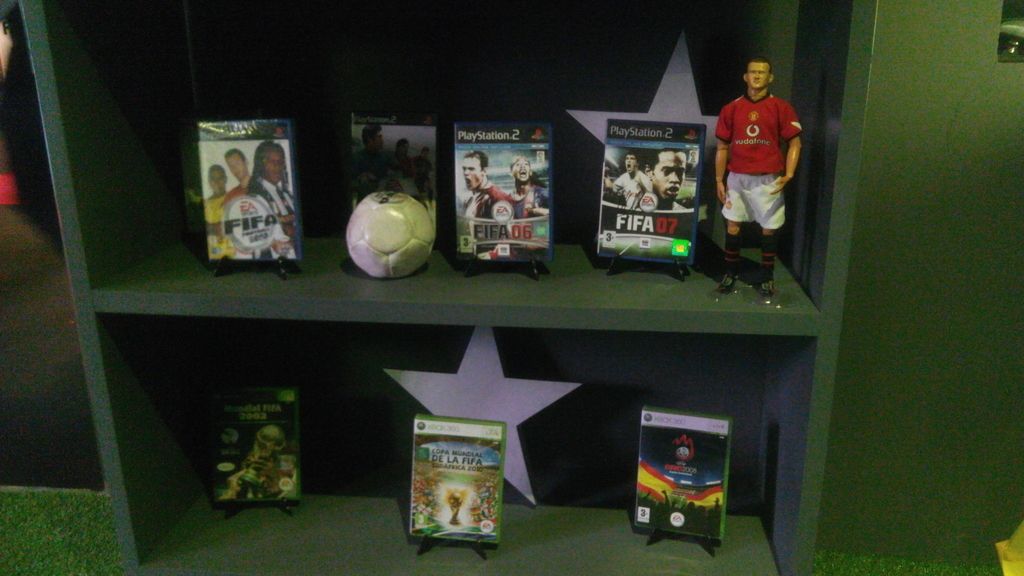 Dos salones con consolas, un bar, el primer FIFA...