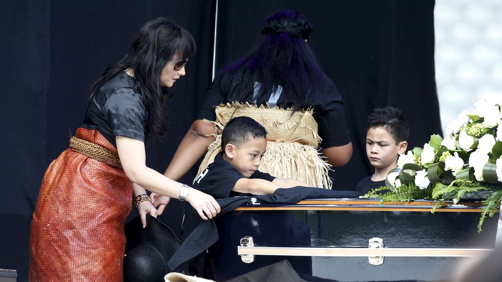 Miles de neozelandeses se congregaron en la ciudad de Auckland para darle el último adiós
