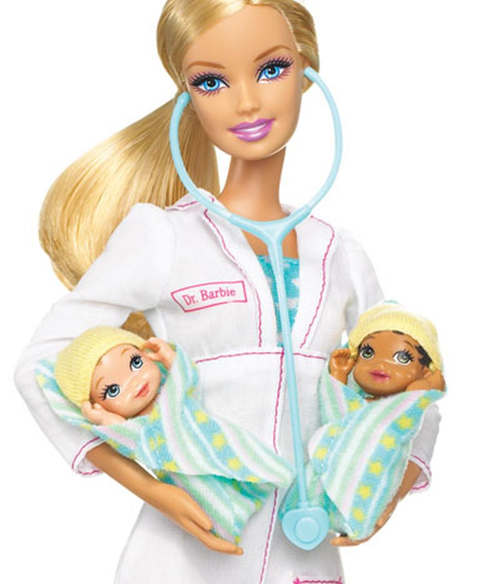 Barbie se saca las carreras de periodismo e informática