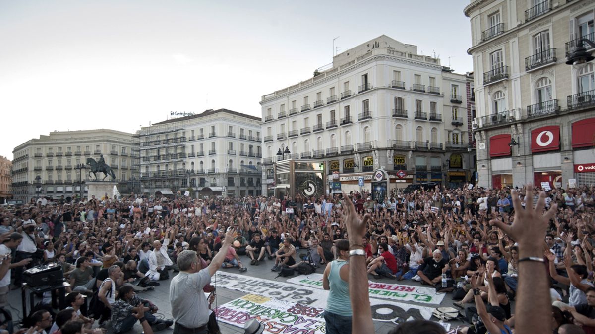 Cientos de indignados ha ncelebrado una asamblea tras la manifestación FOTO: EFE