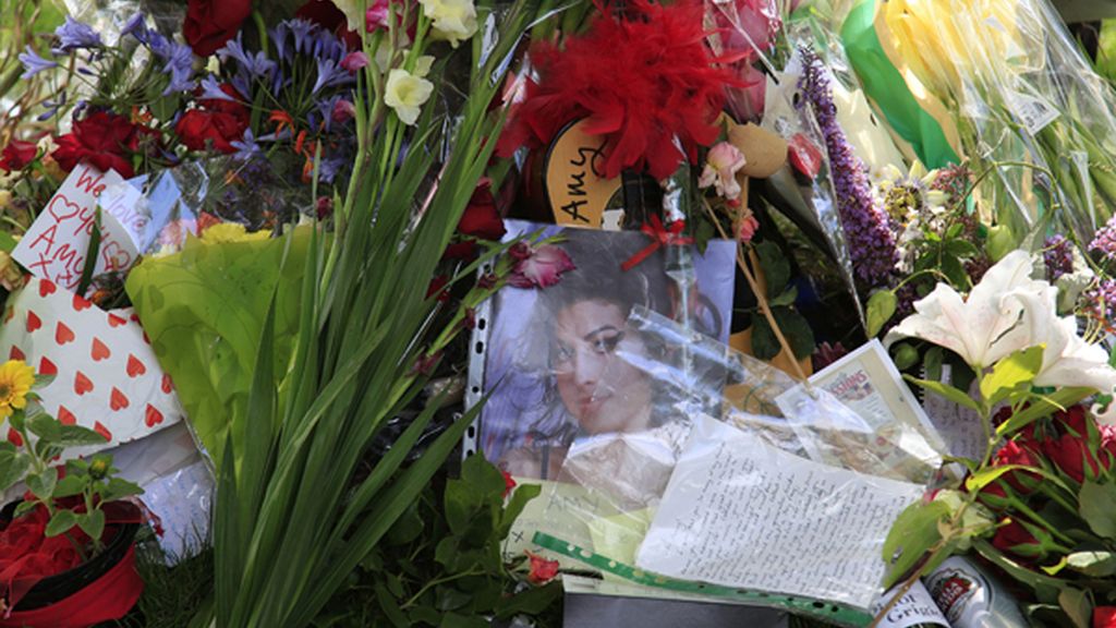 Velas, flores y mensajes para Amy Winehouse