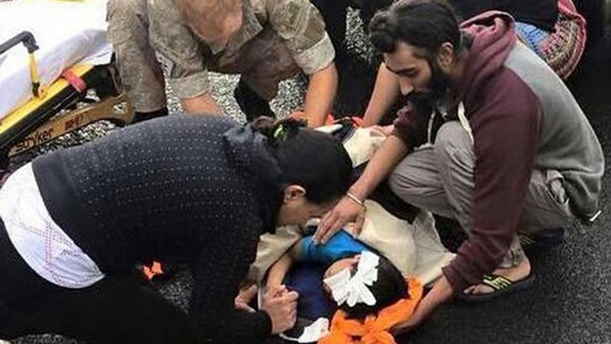 Un hombre sij utiliza su turbante para ayudar a salvar la vida de un niño