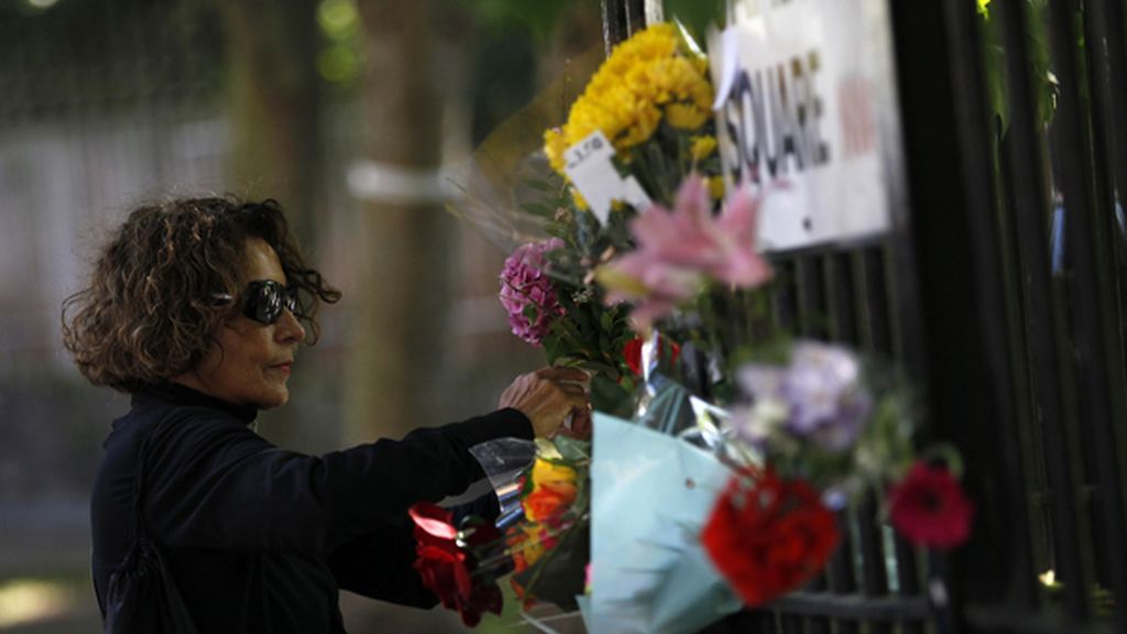 Velas, flores y mensajes para Amy Winehouse