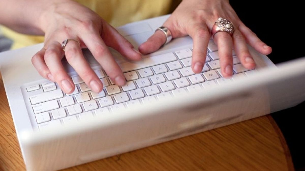 Mujer escribiendo en un ordenador