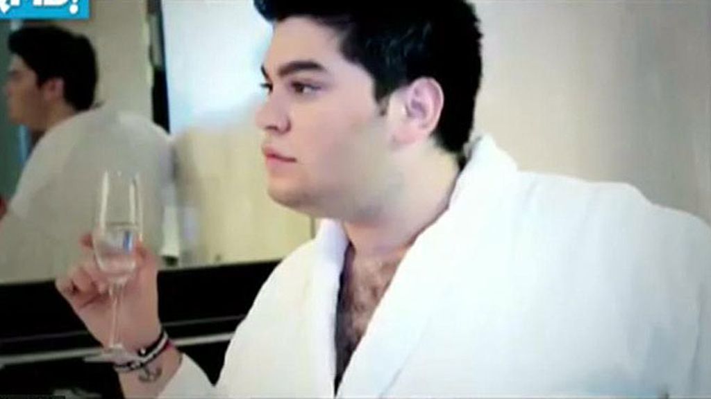 El amigo de Chabelita posa para '¡Qué me dices!'