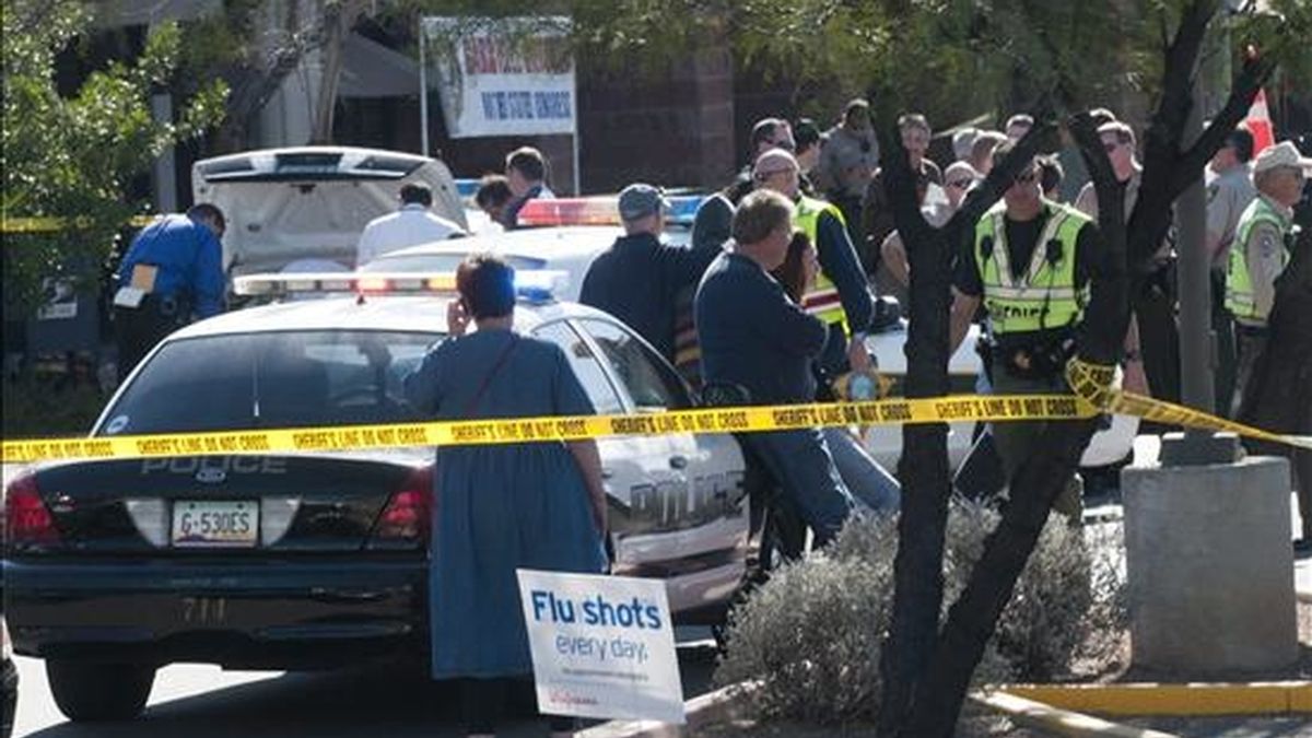 Policías y bomberos permanecen a las afueras de la tienda de comestibles Safeway en North Tucsonwhere donde la legisladora demócrata estadounidense Gabrielle Giffords fue herida en un tiroteo en un evento en Tucson, Arizona (EE.UU.). EFE