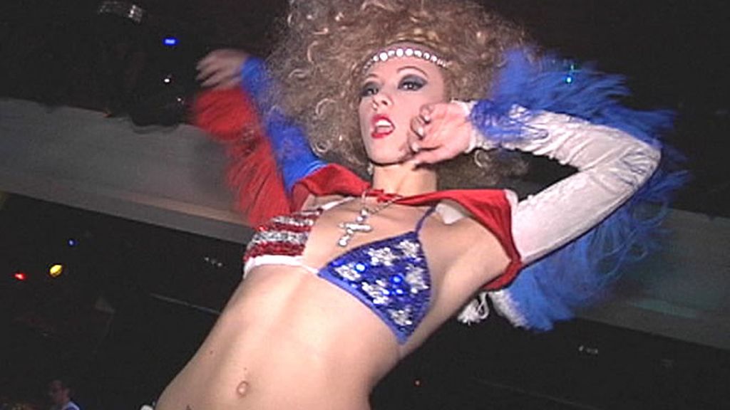 Una gogó ameniza la velada