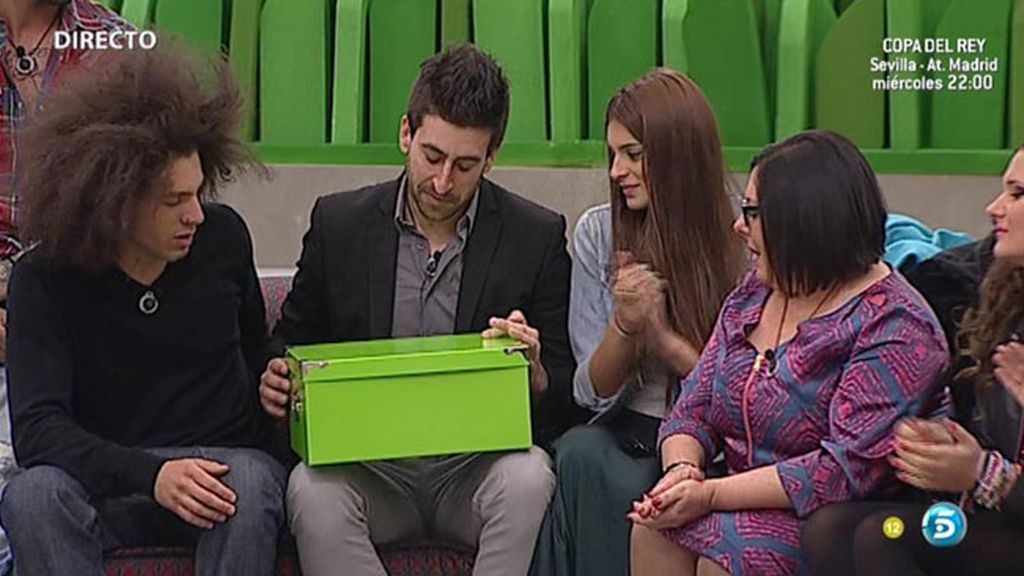 Un peluche y una foto de su hijo emocionan a Igor