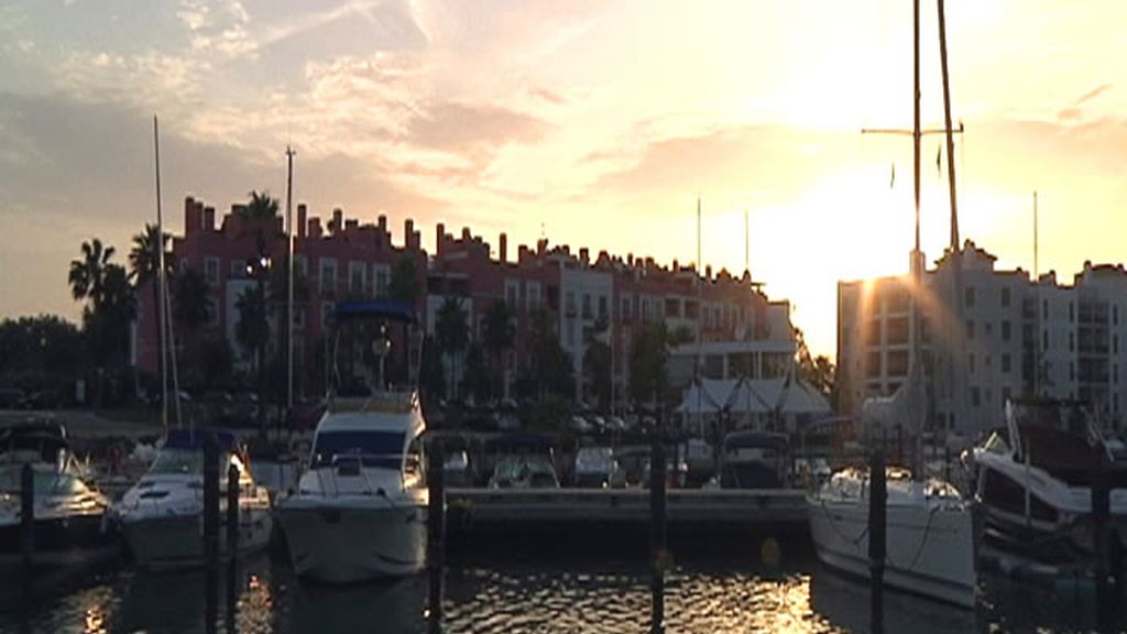 Un yate atracado en el puerto de la urbanización más lujosa de Europa